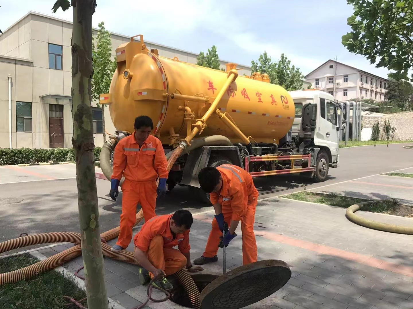 珠山管道疏通车停在窨井附近