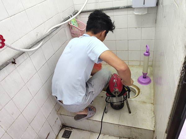 珠山管道堵塞冒臭气 专业师傅现场解决问题