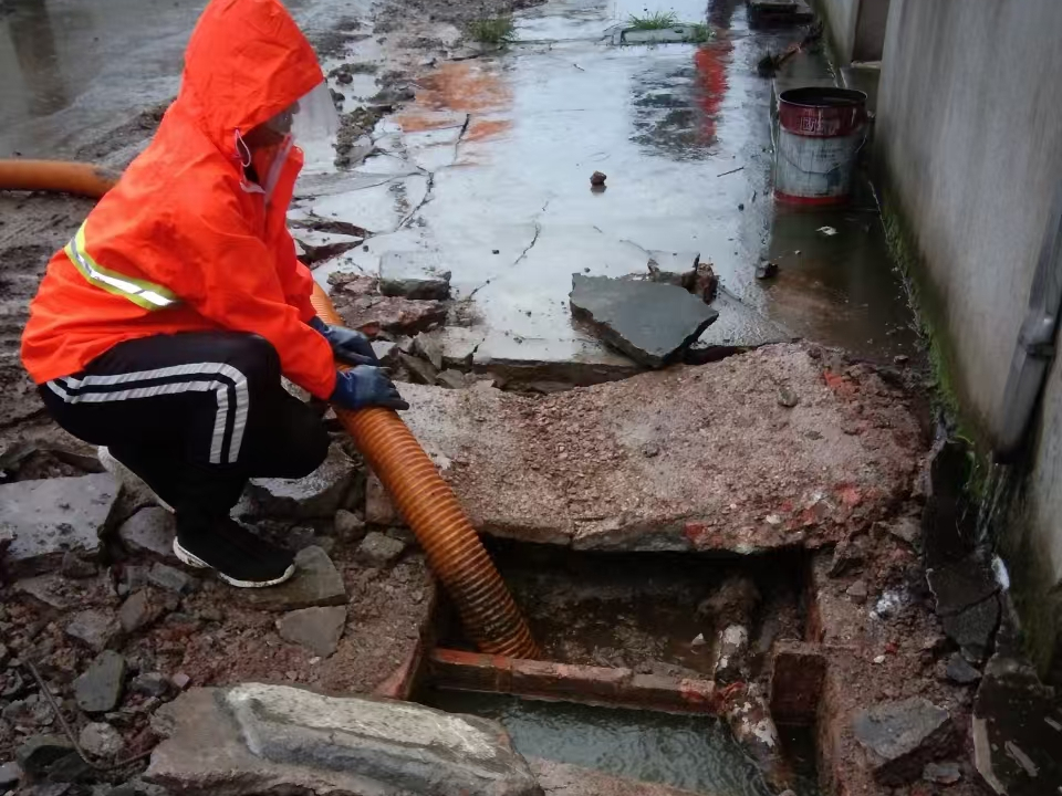 珠山专业清理污水池 炜誉市政以规范流程守护城市 “肠道”